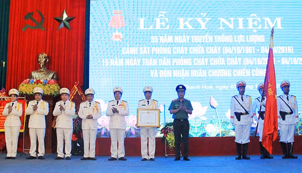 Thứ trưởng Nguyễn Văn Thành trao Huân chương chiến công hạng Nhì cho Cảnh sát PCCC tỉnh Thanh Hóa