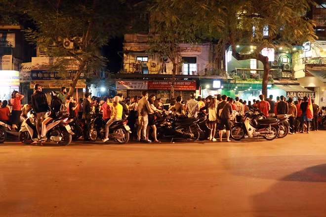 Thay vì xem trận đấu giữa tuyển Việt Nam và Philippine tại nhà hoặc vào các quán cà phê, sân vận động... nhiều khán giả ở Hà Nội đã lựa chọn việc xem bóng đá ngoài đường phố dưới nhiều cách thức khác nhau.
