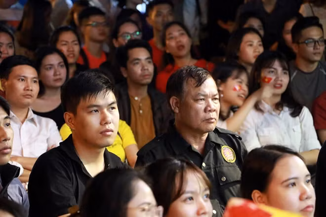 Khuôn mặt căng thẳng khi Philippines rút ngắn tỷ số xuống 2-1.