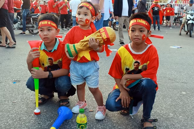 Không chỉ người lớn, những Fan nhí của tuyển Việt Nam cũng nhiệt huyết thể hiện tinh thần bóng đá cổ vũ đội tuyển Việt Nam.