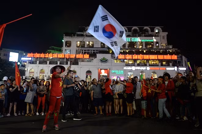 Hình ảnh người dân đổ xuống đường của hơn nửa năm trước một lần nữa lại được tái hiện sau chiến thắng của tuyển Việt Nam.