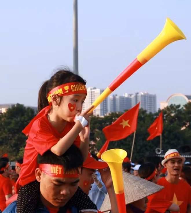 Tình yêu bờ bến với bóng đá Việt Nam, ai cũng hy vọng Việt Nam chiến thắng để vào trận chung kết tranh ngôi vô địch với Malaysia.