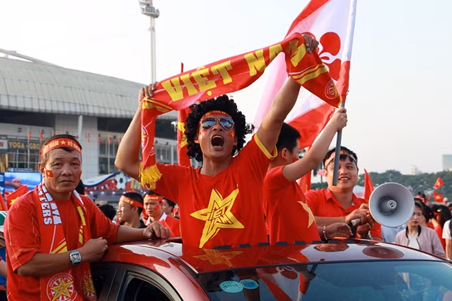 Trên suốt tuyến đường Lê Đức Thọ dẫn vào sân Mỹ Đình, chúng ta cũng có thể nhìn thấy những chiếc áo in hình cờ đỏ sao vàng, quốc kỳ tung bay khắp nơi trên đường phố. Tinh thần yêu nước lan tỏa đến khắp mọi nơi, người người nhà nhà đang mong chờ một chiến thắng của đội tuyển nước nhà.