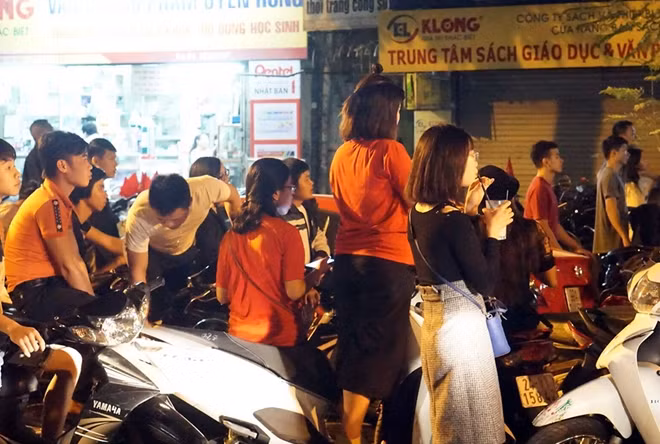 Không khó để bắt gặp hình ảnh rất đông người tập trung bên một màn hình TV theo dõi trận đấu bán kết.
