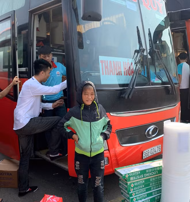 Nụ cười rạng rỡ của Phương khi chuẩn bị được lên xe khách về quê.