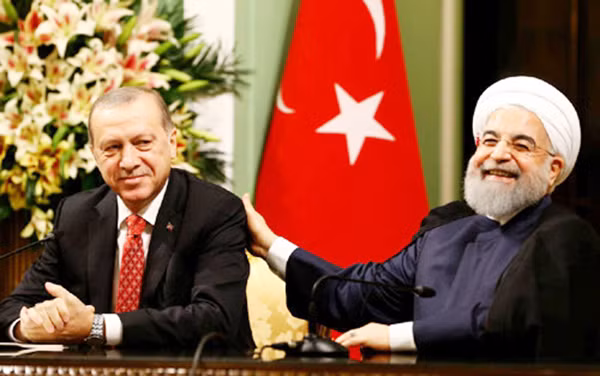 Tổng thống Thổ Nhĩ Kỳ Tayyip Erdogan (trái) và người đồng cấp Iran Hassan Rouhani tại cuộc gặp ngày 4-10. Ảnh: Reuters