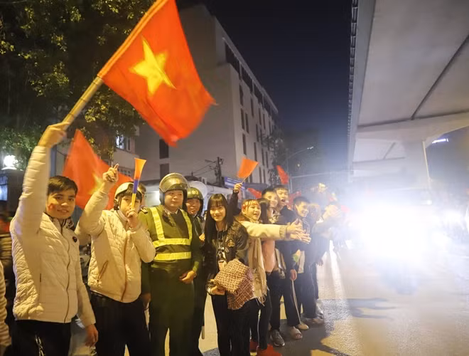 Theo đó, CSGT, CSTT, CSCĐ cùng công an các phường quận được huy động cắm chốt, phân luồng hướng dẫn phương tiện. Lực lượng liên ngành 141 và cảnh sát hóa trang cũng tuần tra ngăn chặn hành vi cổ vũ quá khích, đốt pháo sáng, đua xe trái phép...