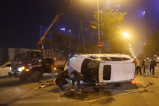 Nhận được tin báo, lực lượng chức năng đã khẩn trương có mặt tại hiện trường vụ tai nạn để điều tiết giao thông đồng thời điều tra nguyên nhân vụ việc.