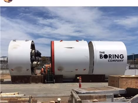 Công ty Boring đang xây dựng một đường hầm mẫu tại bãi đỗ xe của SpaceX.