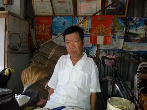 Dù dị tật nhưng ông Út Hiếp là người thợ sửa chữa điện tử nổi danh vùng Đông Nam Bộ.
