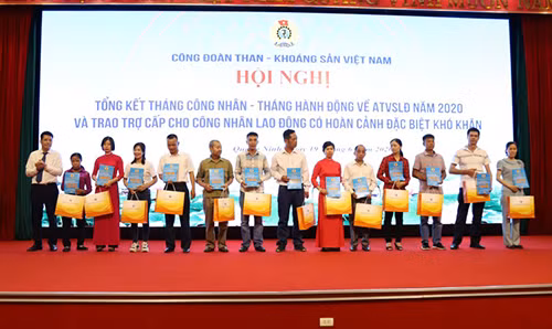 Công đoàn TKV trao hỗ trợ gia đình CNLĐ có hoàn cảnh đặc biệt khó khăn