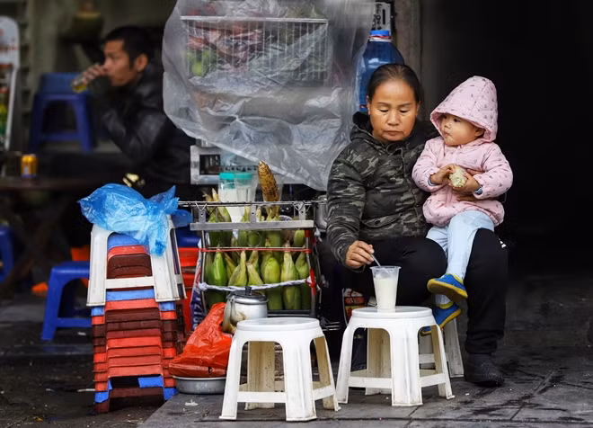 Trẻ nhỏ trong những ngày lạnh giá cũng được cha mẹ mặc thêm áo ấm.