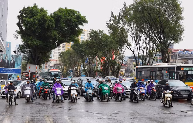 Từ sáng nay (8-12), không khí lạnh tăng cường khiến miền Bắc nhiệt độ toàn vùng giảm sâu, nhiều khu vực ở Hà Nội có mưa nhỏ, sương mù vào buổi sáng sớm với nền nhiệt độ thấp nhất phổ biến 12-14 độ C. Mưa rét cùng không khí lạnh khiến người Hà Nội co ro trong tiết trời khắc nghiệt.