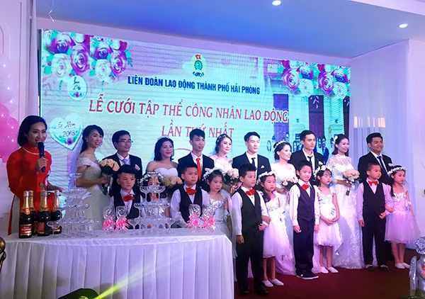 Các cặp uyên ương trong lễ cưới tập thể. Các cặp uyên ương trong lễ cưới tập thể.
