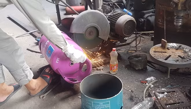 Cưa đôi vỏ bình đã phát hiện sai phạm.