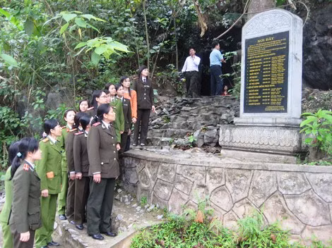 Đoàn công tác nữ Công an Quảng Bình viếng, thắp hương ở hang Tám Cô. Đoàn công tác nữ Công an Quảng Bình viếng, thắp hương ở hang Tám Cô.