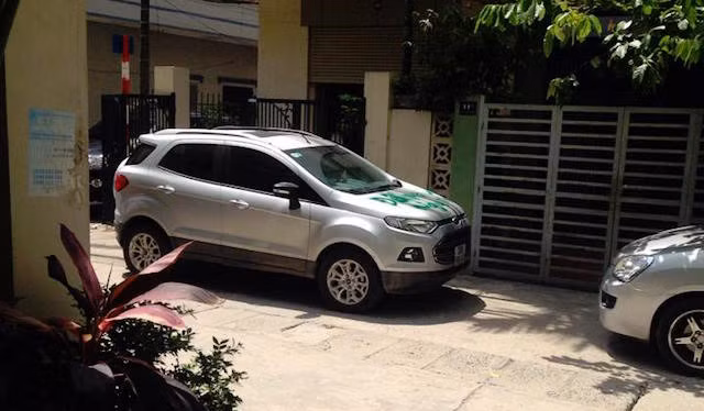 Chiếc xe Ford được "vẽ" thêm họa tiết mới. Ảnh: Nguyễn Văn Nam.