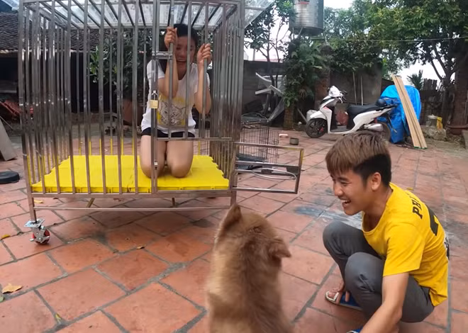 Con trai bà Tân Vlog gây tranh cãi khi dụ nhốt em gái nuôi vào chuồng chó