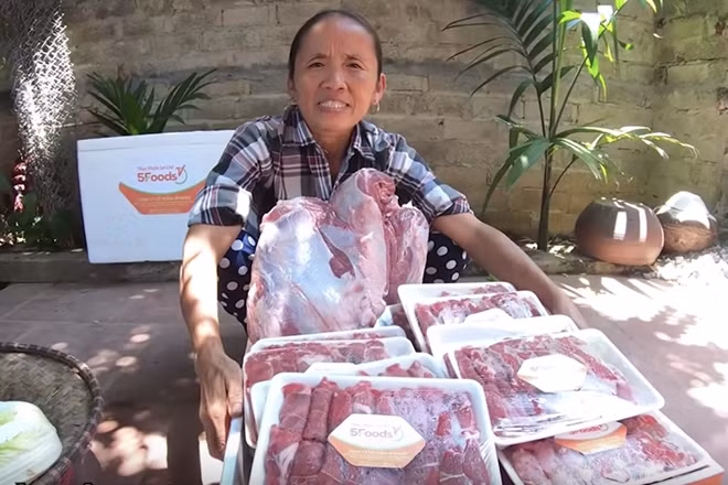 Sau vlog làm bánh bông lan trứng muối “siêu to khổng lồ” gây tranh cãi, Bà Tân lại tiếp tục bị tố “quảng cáo quá lố”, “thiếu tự nhiên”,… trong vlog làm món “đuôi bò hầm sữa” - với việc sử dụng sữa trái cây, “nấu cháo yến” bằng cháo gõi kết hợp với trứng vịt lộn,… Điều này đã ảnh hưởng không nhỏ tới hỉnh ảnh thật thà, chân chất của bà Tân, thậm chí có những bình luận đòi tẩy chay kênh YouTube “Bà Tân Vlog”.