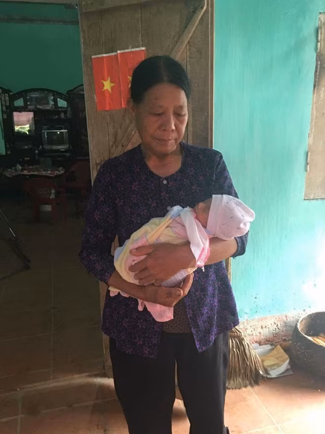 Cháu bé được gửi về quê nhà cho bà ngoại chăm sóc.
