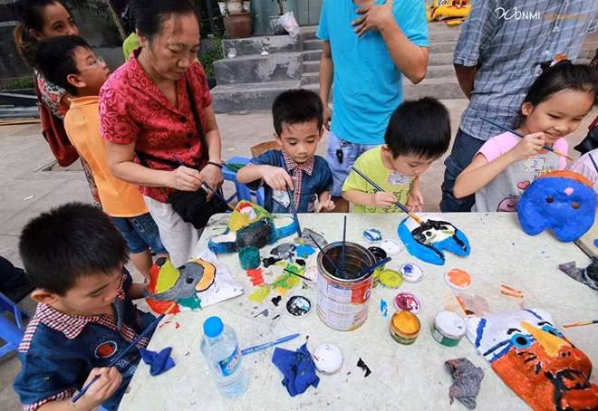 Hình ảnh các bé tham gia trải nghiệm chương trình chào Trung thu năm 2015 do nhóm Cùng bé sáng tạo tổ chức.