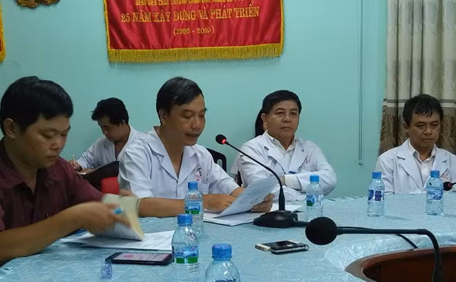 Đại diện ban lãnh đạo BV CTCH làm việc với gia đình bệnh nhân.