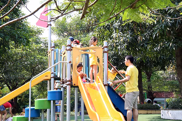 Cầu trượt, một trò chơi thu hút được rất nhiều em nhỏ tham gia. Cầu trượt, một trò chơi thu hút được rất nhiều em nhỏ tham gia.
