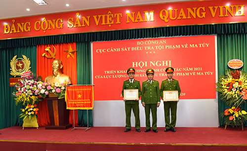 Thứ trưởng Lê Quý Vương trao tặng danh hiệu Chiến sỹ Thi đua toàn lực lượng CAND cho 2 cá nhân thuộc Cục CSĐT tội phạm về ma túy.