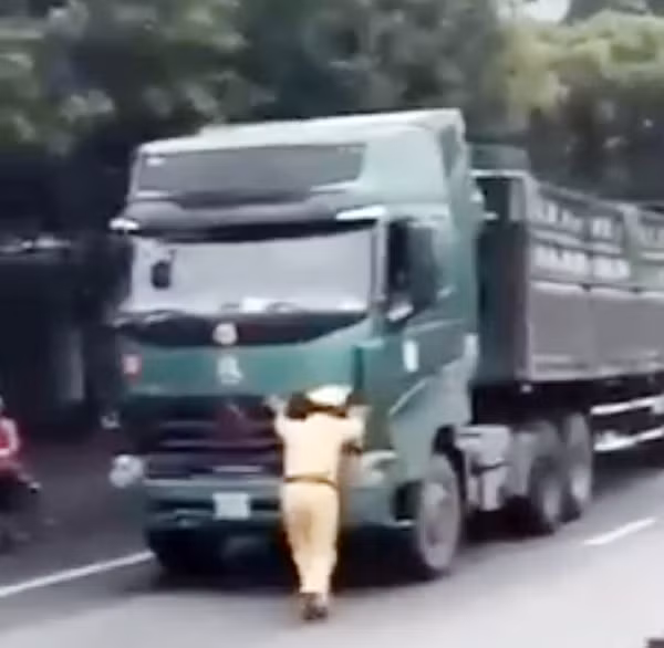 Chở hàng quá tải trọng, tài xế xe tải chống lại hiệu lệnh của CSGT ảnh 1