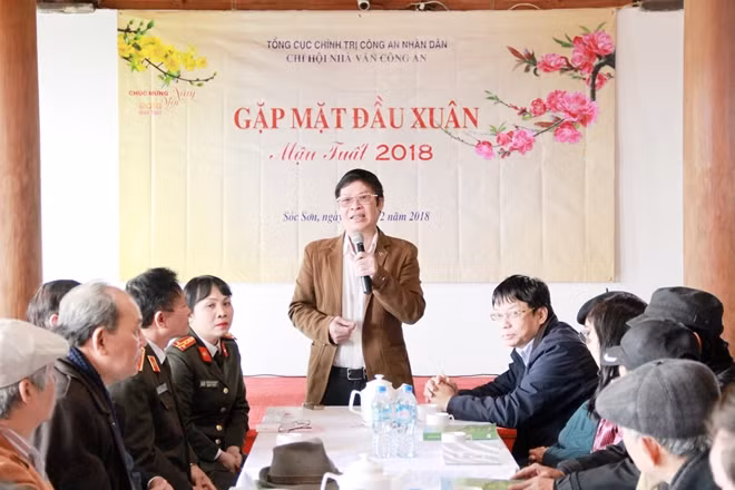 Trung tướng, nhà văn Hữu Ước phát biểu tại buổi gặp mặt.