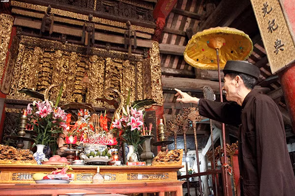 Nét độc đáo của đình Diềm chủ yếu ở chiếc cửa võng với nhiều tầng tạo ra nhiều lớp lang được sơn son thếp vàng theo tầng tầng, lớp lớp. Ảnh CTV