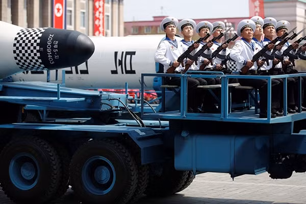 Pukkuksong-2, tên lửa đạn đạo phóng từ tàu ngầm, lần đầu tiên được công khai. Ảnh: Reuters