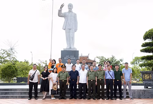 Đoàn chụp ảnh lưu niệm dưới chân Đài Tưởng niệm Chủ tịch Hồ Chí Minh