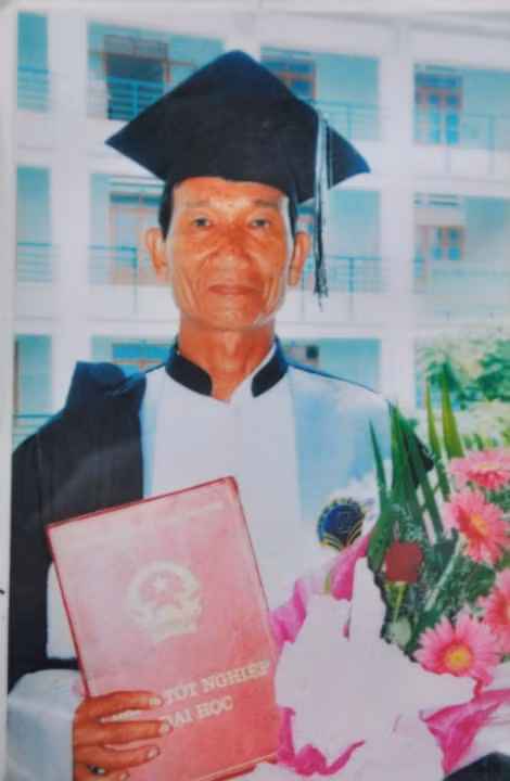 Ông Lương Tuyển nhận bằng cử nhân khoa học quản trị kinh doanh năm 54 tuổi và cử nhân luật dân sự năm 64 tuổi.