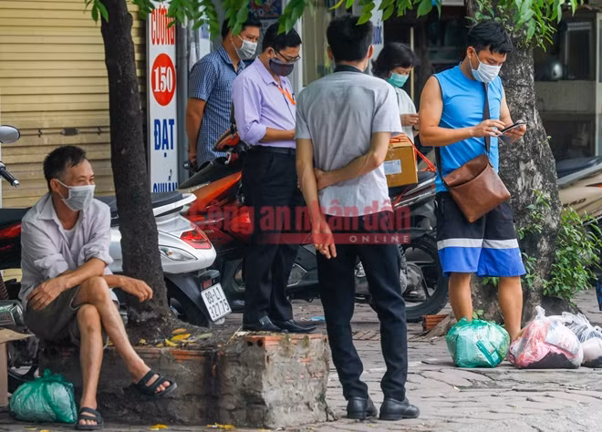 Trước đó, vào tối 19/8, Trung tâm Kiểm soát bệnh tật (CDC) Hà Nội có báo cáo kết quả điều tra trường hợp mắc COVID-19 tại Bệnh viện E. Đây là ca mắc COVID-19 thứ 12 trong cộng đồng được ghi nhận trên địa bàn Hà Nội từ ngày 29/7 đến nay. Ngay sau khi ca bệnh dương tính COVID-19 được xác định, từ 20h tối nay, Bệnh viện E tạm dừng tiếp nhận, khám chữa bệnh, áp dụng nội bất xuất, ngoại bất nhập, không cho bệnh nhân xuất viện cũng như nhân viên y tế đang ở bệnh viện không được về nhà để thực hiện các biện pháp phòng chống dịch.