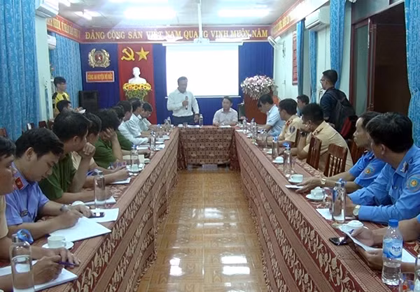 Phó Chủ tịch chuyên trách Ủy ban An toàn giao thông Quốc gia Khuất Việt Hùng làm việc tại huyện Mộ Đức