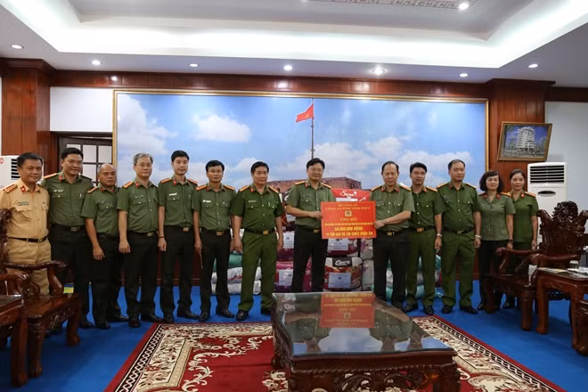 Đoàn công tác Công an tỉnh Vĩnh Phúc trao quà ủng hộ Công an tỉnh Thừa Thiên-Huế.