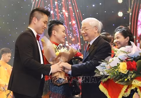 Chủ tịch nước cùng các đại biểu kiều bào thả cá tại Ao cá Bác Hồ ảnh 7