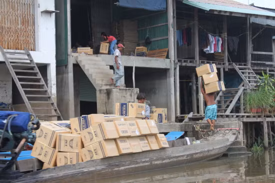 Thuốc lá điếu được dân buôn lậu vận chuyển bằng ghe.