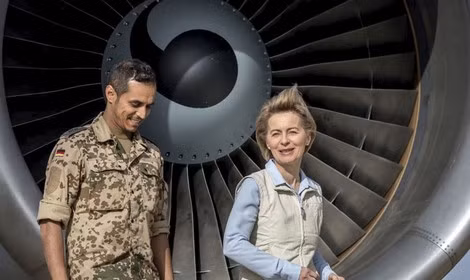 Bộ trưởng Quốc phòng Ursula von der Leyen đứng cạnh một quân nhân Đức khi bà tới căn cứ không quân Azraq ở Jordan vào đầu năm 2018.