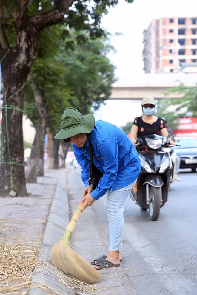 Sau khi dưa được bán hết, các bạn trẻ lại bắt tay vào dọn dẹp địa điểm "giải cứu" để trả lại môi trường sạch sẽ cho đường phố Hà Nội.