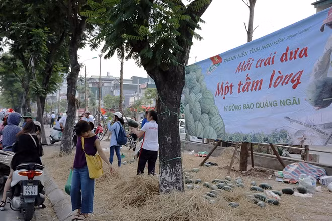 Phố Thái Hà (Hà Nội) vào chiều ngày 9-5, một tấm băng rôn được các bạn trẻ thanh niên tình nguyện thủ đô giăng cao với dòng chữ "Mỗi trái dưa, một tấm lòng, vì đồng bào Quảng Ngãi".