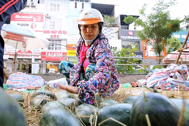 Biết được ý nghĩa của chương trình mà các bạn sinh viên đang thực hiện, nhiều người dân không ngần ngại dừng lại mua dưa ủng hộ.