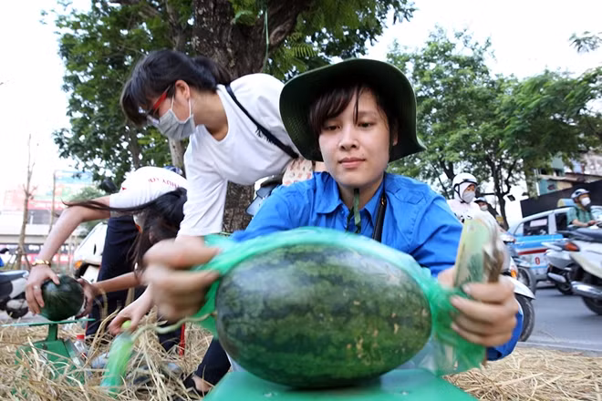 Chia sẻ cùng chúng tôi, bạn Vũ Văn Quang (sinh viên Đại học Thủy Lợi) cho biết, được sự kêu gọi của đoàn thanh niên, các bạn cùng nhau tham gia vào chương trình. Quang và các bạn chia ra bán tại hai địa điểm là trước cổng đại học Thủy Lợi và vỉa hè phố Thái Hà.