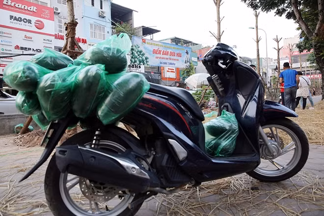 Chiếc xe máy "chĩu nặng" dưa hấu của một người dân khi đến địa điểm mua ủng hộ người nông dân Quảng Ngãi.