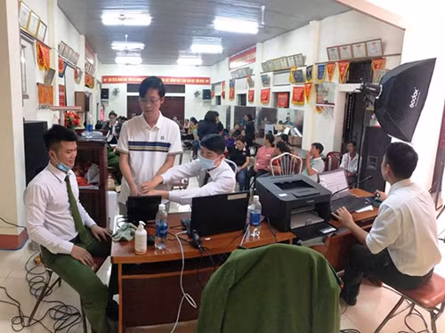 CBCS Công an thành phố Đồng Hới vẫn miệt mài với công việc cấp CCCD cho người dân ở xã biển Bảo Ninh, thành phố Đồng Hới.