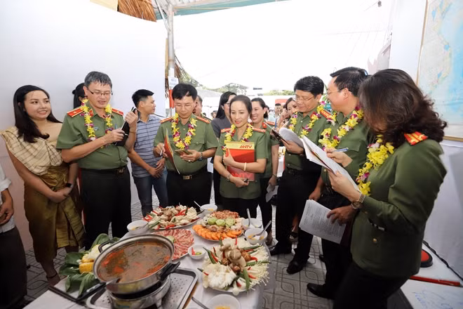 Ban giám khảo chấm phần thi của Phòng Chính trị, Cục Truyền thông CAND.