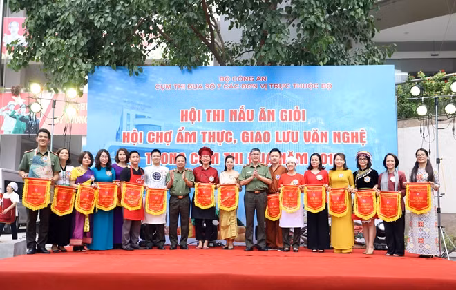 Các đội thi nhận cờ lưu niệm từ Ban tổ chức.