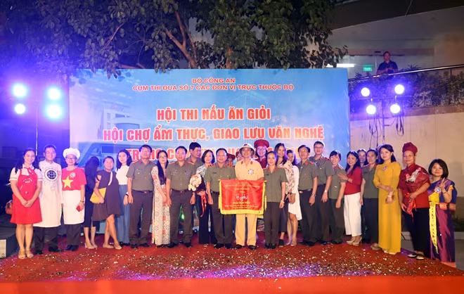 Ban Tổ chức trao giải đặc biệt dành cho Ban Chuyên đề - Truyền hình CAND.