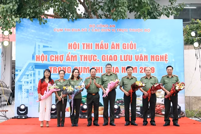 Trung tướng Mai Văn Hà tặng hoa các thành viên trong Ban Giám khảo hội thi.